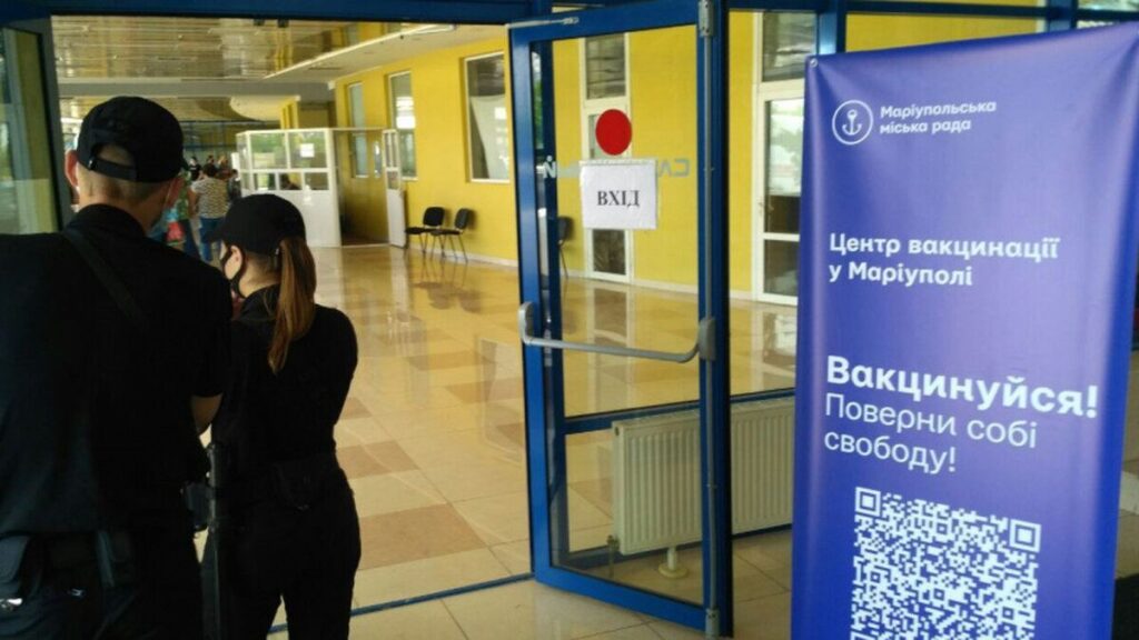 Тиснява та хаос. Як у Маріуполі відбувається вакцинація від Covid-19 ?
