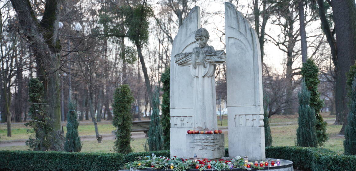 У Вінниці поклали квіти до пам’ятника жертвам Голодомору