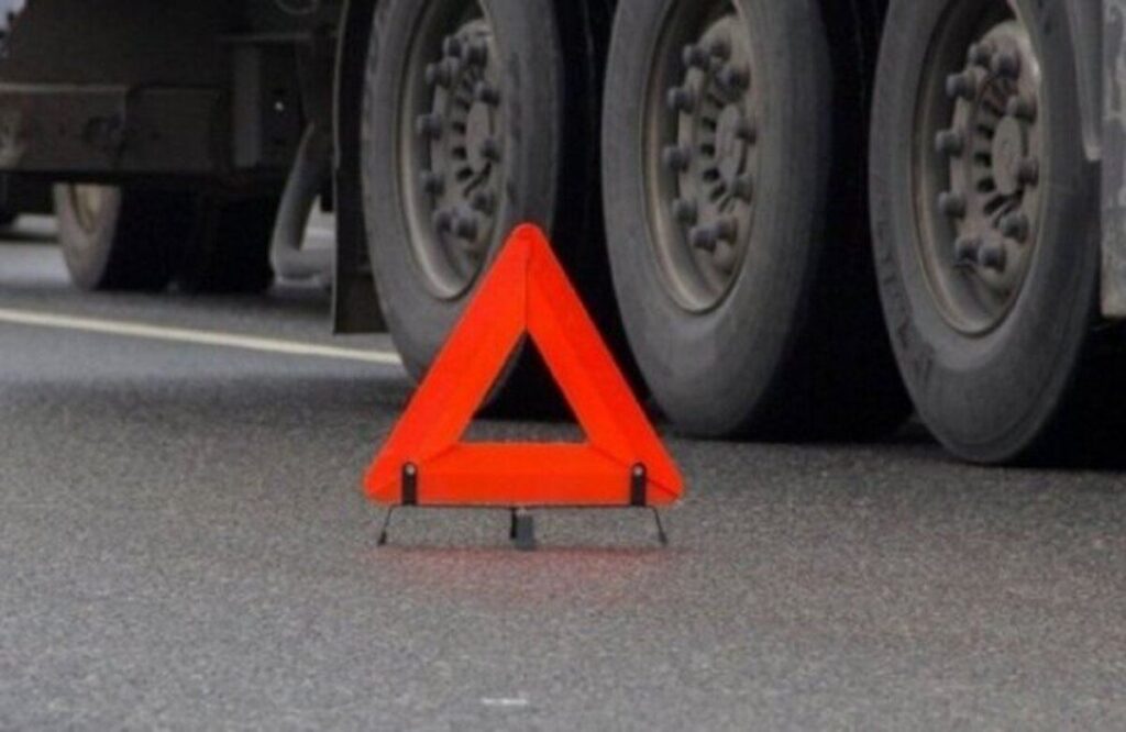 У Вінниці некерована вантажівка DAF протаранила паркан, ліхтар та два легковики