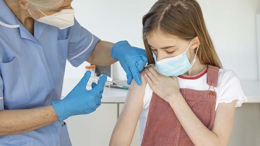 Від COVID-19 можна вакцинувати дітей. Які документи потрібно?