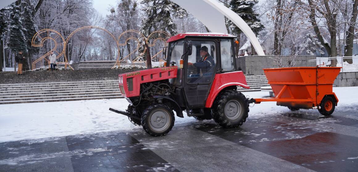 Вінницькі комунальники з трьох годин ранку прибирають сніг на вулицях міста