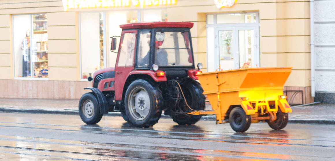 Комунальні служби Вінниці активно обробляють вулиці  протиожеледними засобами
