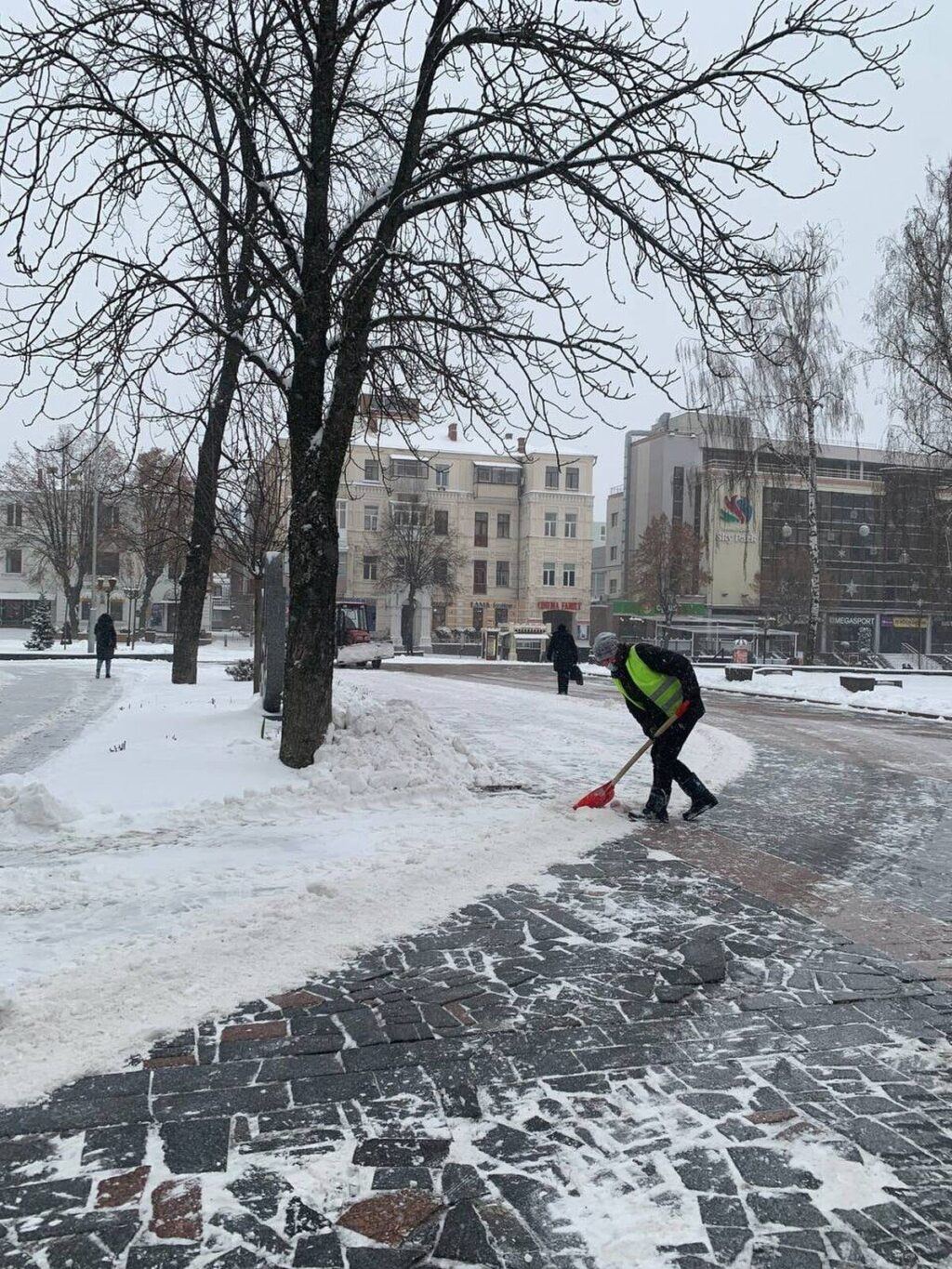 Сильний вітер, ожеледиця та снігопади. Комунальники активно борються з негодою