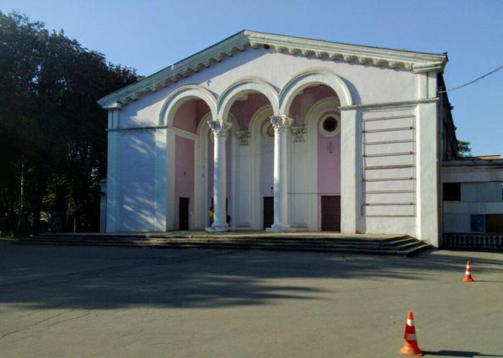 Вінничани просять зробити доріжку до Літнього театру