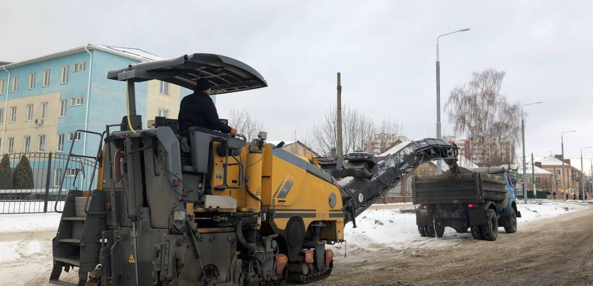 На вулиці Батозькій  наразі виконують земляні роботи під влаштування колій та монтують LED-освітлення