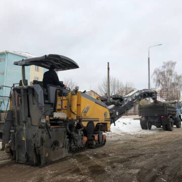 На вулиці Батозькій  наразі виконують земляні роботи під влаштування колій та монтують LED-освітлення