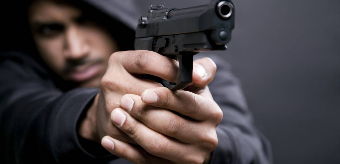 Вінницькі патрульні затримали чоловіка, який на вулиці погрожував жінці пістолетом