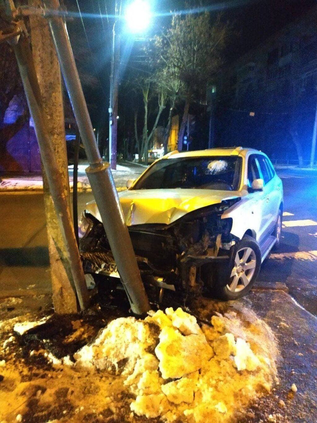 Тікав від поліції, «врізався» в електроопору. Відео