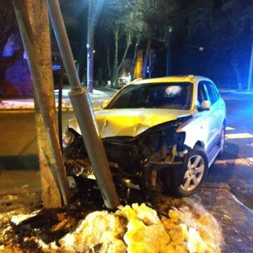 Тікав від поліції, «врізався» в електроопору. Відео