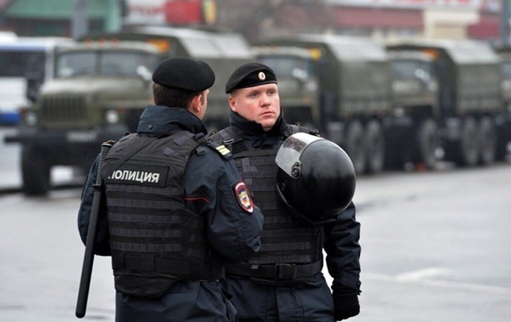 Українців, які живуть у Москві, викликають у поліцію і перевіряють у них телефони