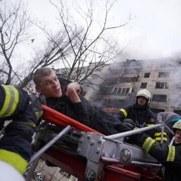 У ДСНС повідомляють про загиблу людину внаслідок «влучання артснаряду» в 9-поверхівку на Оболоні в Києві. Фото