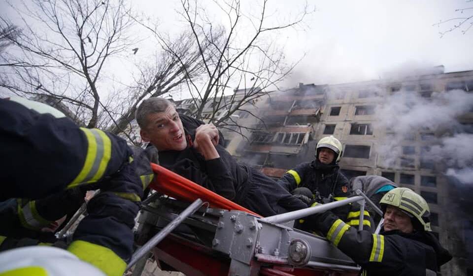 У ДСНС повідомляють про загиблу людину внаслідок «влучання артснаряду» в 9-поверхівку на Оболоні в Києві. Фото