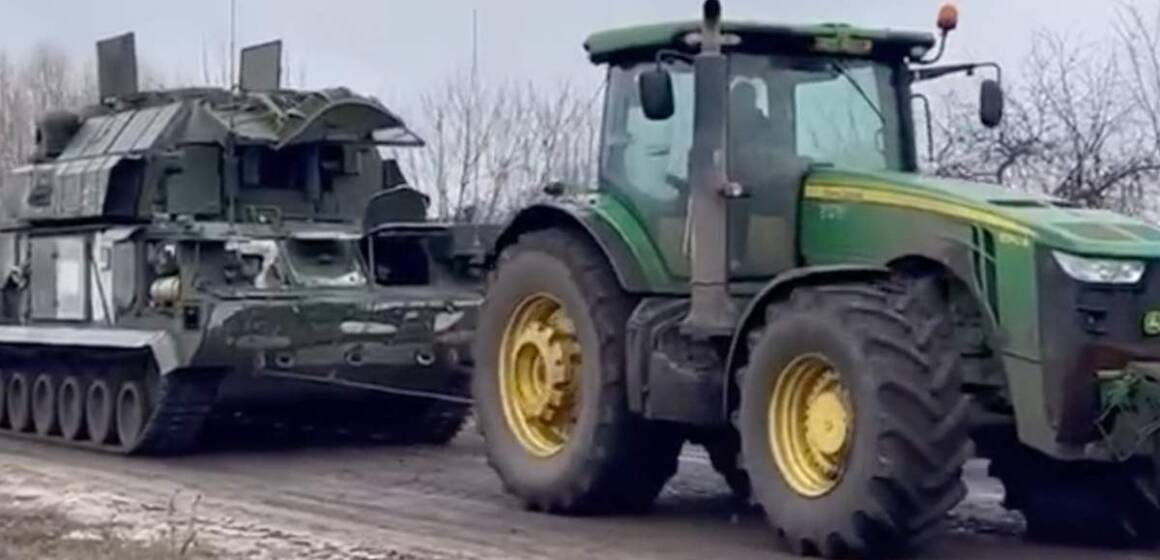 Залишки збитої авіації окупантів з українських полів вивозять тракторами