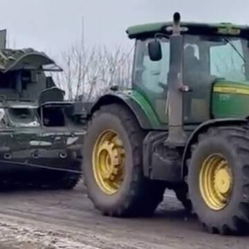 Залишки збитої авіації окупантів з українських полів вивозять тракторами