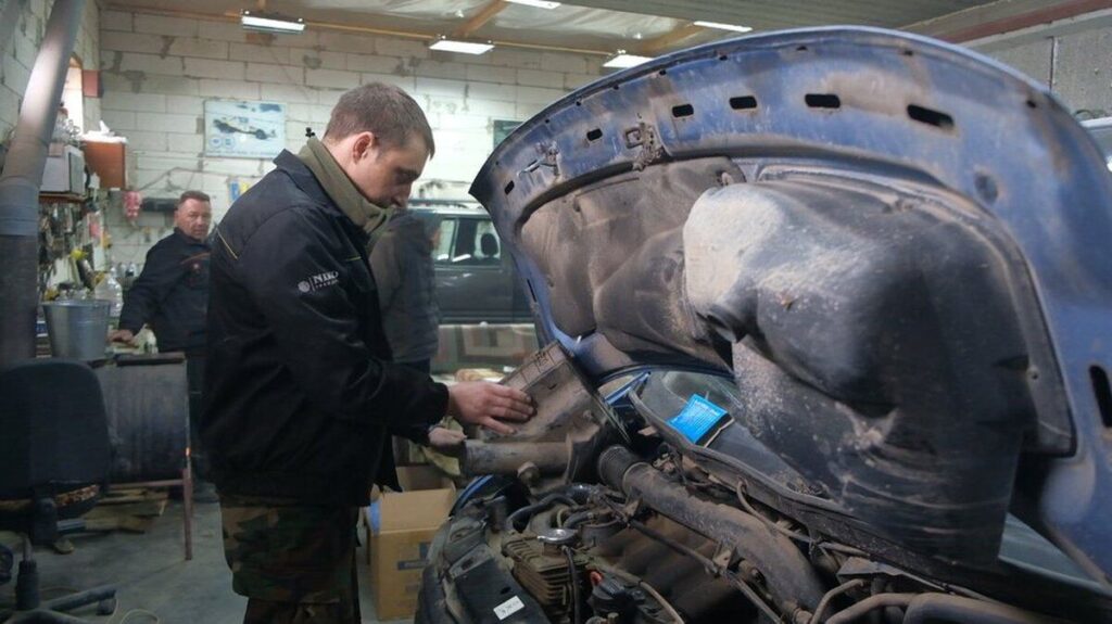 Вінницькі волонтери ремонтують автівки та везуть у зону бойових дій для військових
