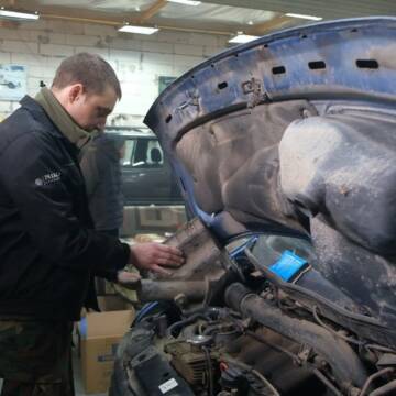 Вінницькі волонтери ремонтують автівки та везуть у зону бойових дій для військових