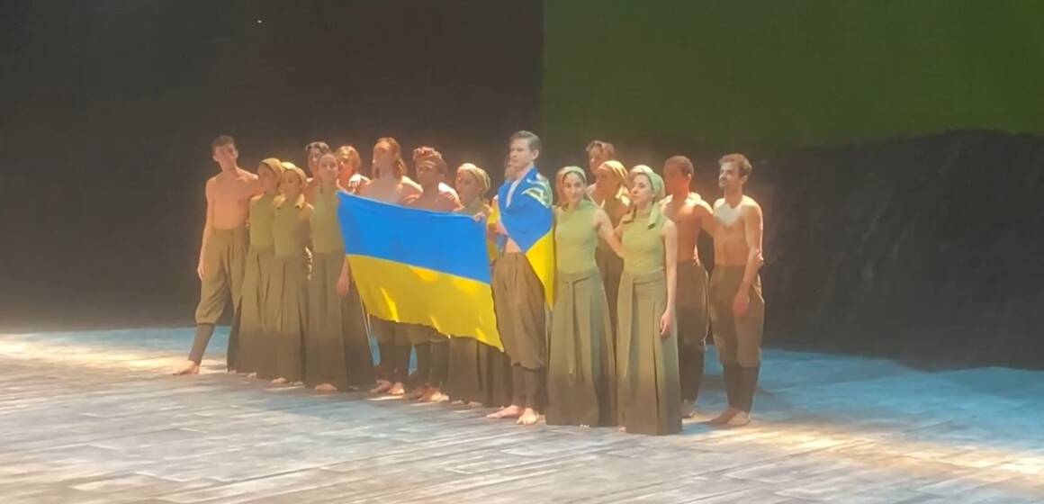 Глядачі театру Дортмунда 20 хвилин аплодували стоячи, коли на сцену винесли український прапор