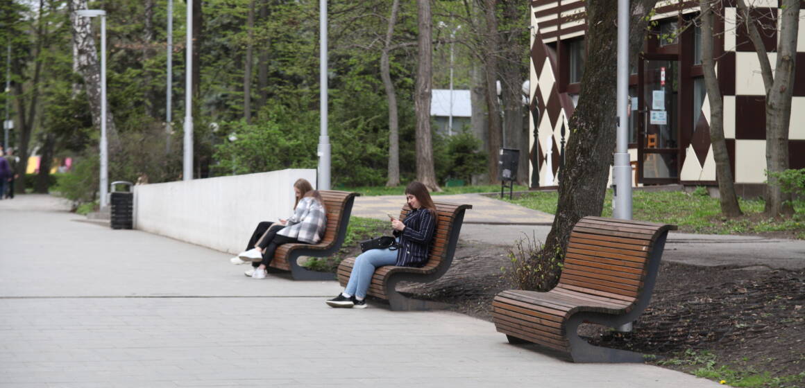 У центральному парку відремонтували паркові меблі, вивезли опале листя та навели лад на території