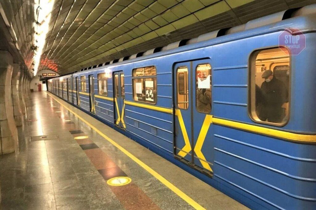 У Київі відновлюють рух метро через Південний міст