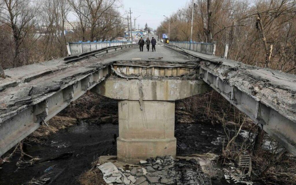 «Укравтодор» звів 6 тимчасових переправ й очистив 200 км доріг у звільнених регіонах
