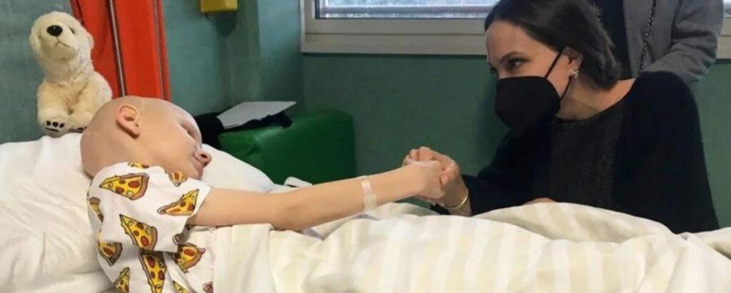 Анджеліна Джолі відвідала маленьких українців у лікарні Італії