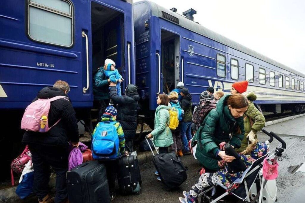«Укрзалізниця» від початку війни евакуювала за кордон пів мільйона людей