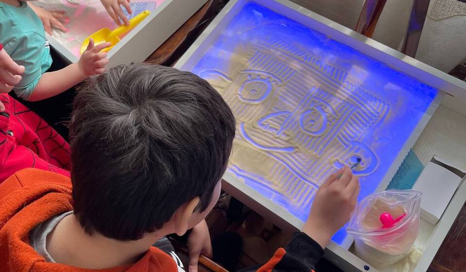 Вінницький Терцентр проводить для дітей-переселенців майстер-класи по малюванню фарбами на воді та пісочній анімації