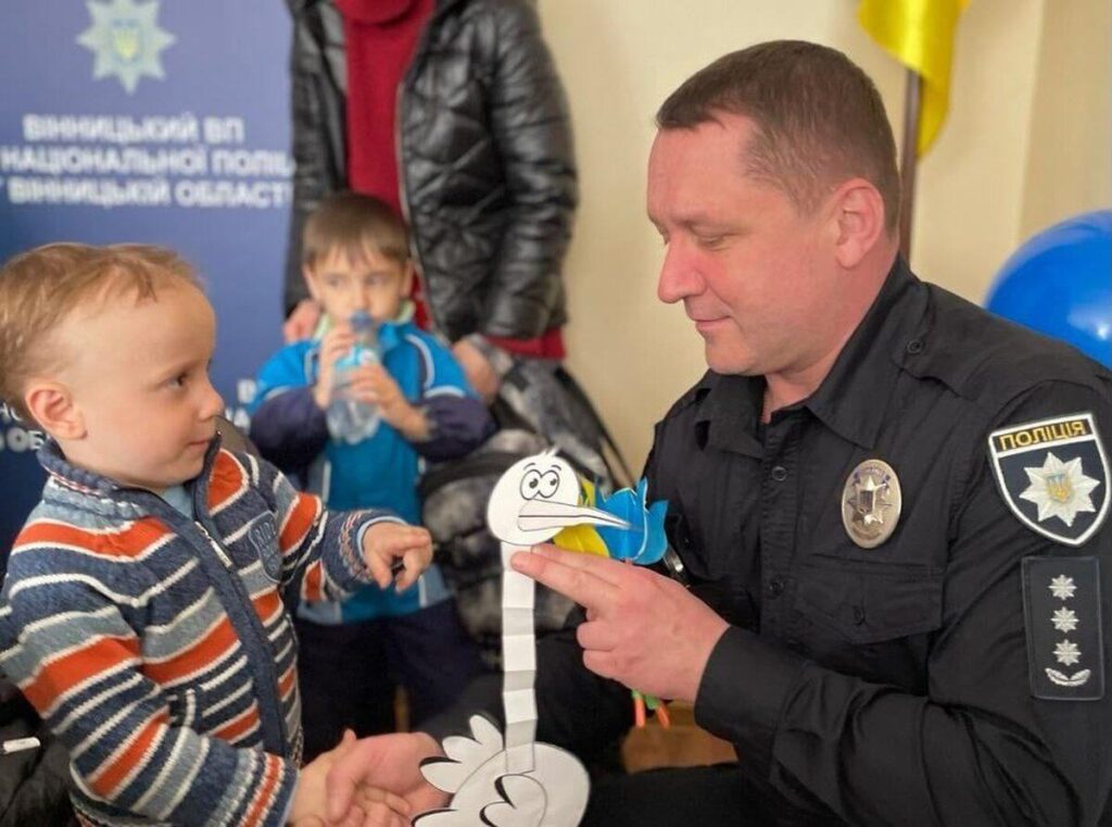 Свято доброти влаштували вінницькі поліцейські дітям-переселенцям. Фото