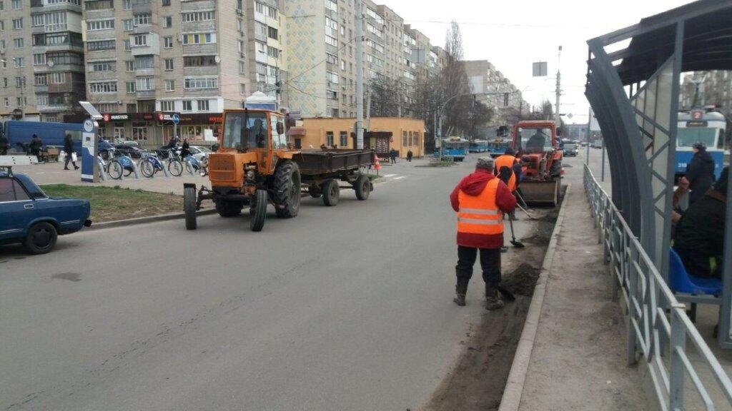 Дорожні служби Вінниці під час міжсезонного прибирання наводять лад у місті та на приєднаних територіях