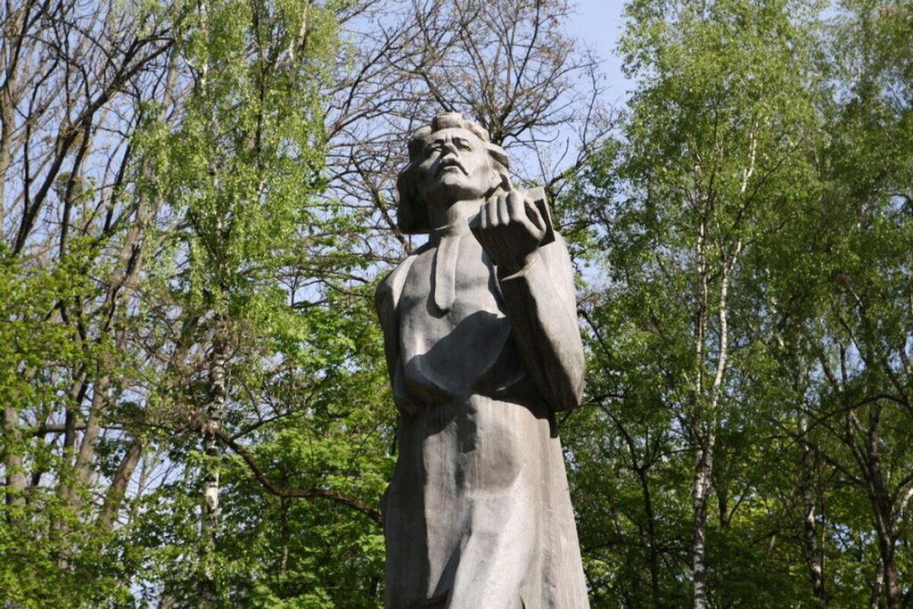 Демонтаж пам’ятника Горького викликав у рашистів істерику