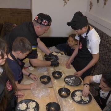 У Вінниці дітей-переселенців вчили готувати хінкалі та хачапурі