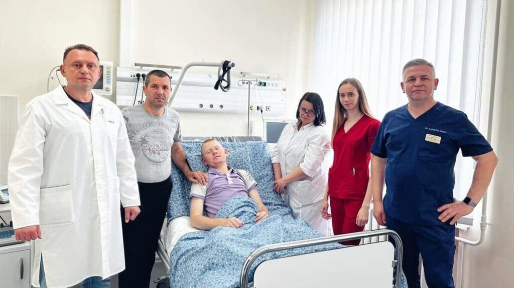 Батько віддав сину свою нирку: у Вінниці провели вже другу операцію з трансплантації нирки