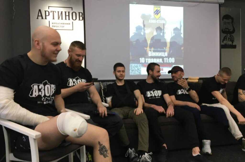 Сталеві і безстрашні: бійці полку «Азов» у Вінниці закликали світ врятувати побратимів з пекельного Маріуполя