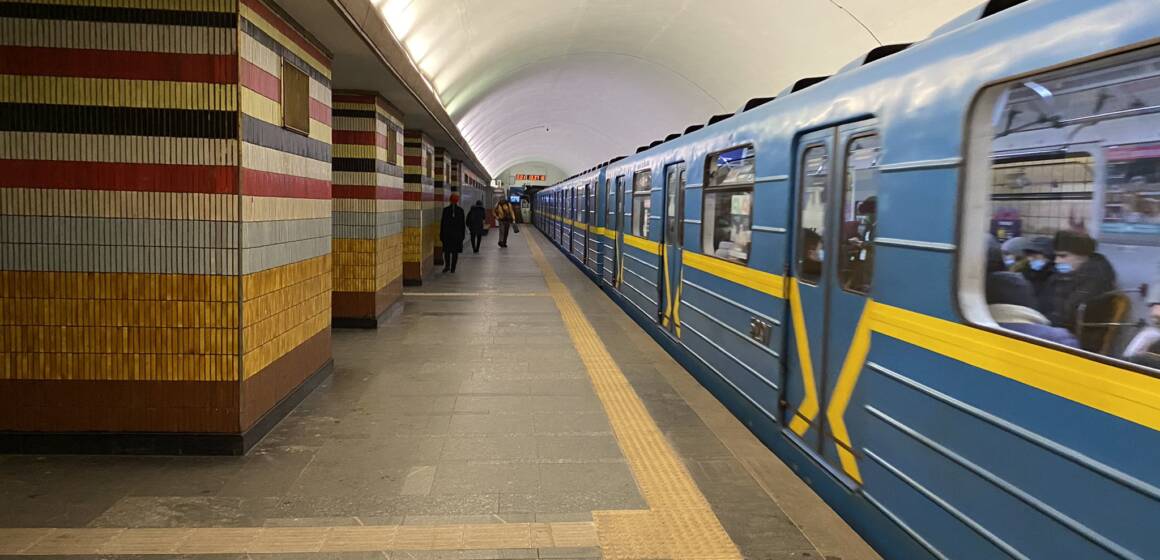 Київське метро знову платне, але продовжить працювати як укриття