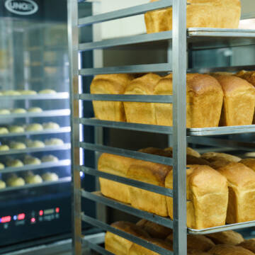 Вінницька міська рада передала 4 тонни борошна «Солодкій мрії», щоб випікати хліб переселенцям