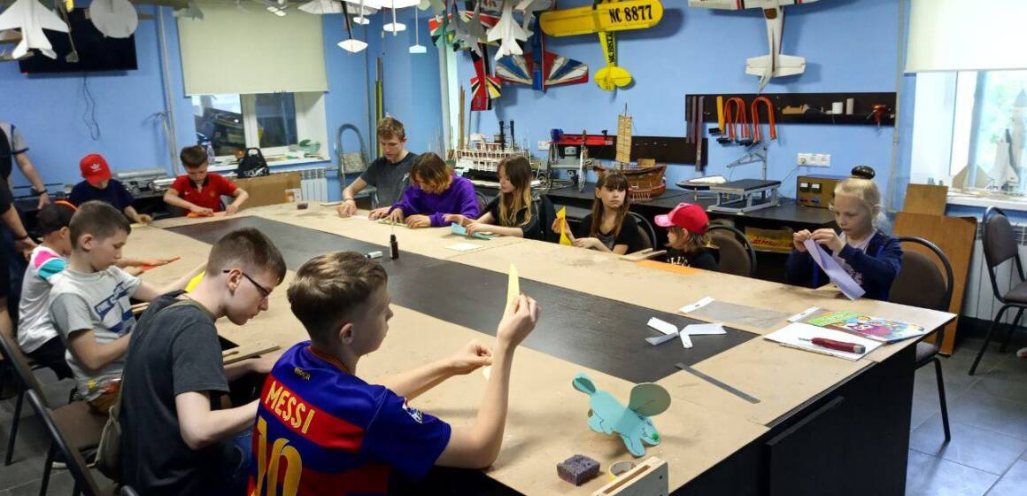 У Центрі Vin Smart дітей навчали виготовляти дерев’яні літачки