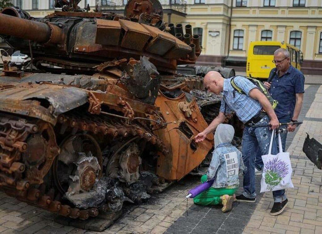 За прикладом Вінниці, у центрі Києва розмістили трофейну техніку