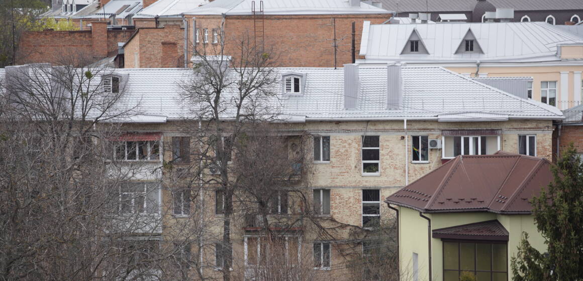 В будинку на вул. Архітектора Артинова в рамках вінницької муніципальної програми підтримки ОСББ замінили покрівлю
