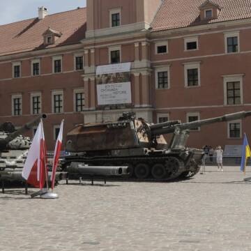 «За нашу та вашу свободу»! У центрі Варшави виставили знищені російські танки