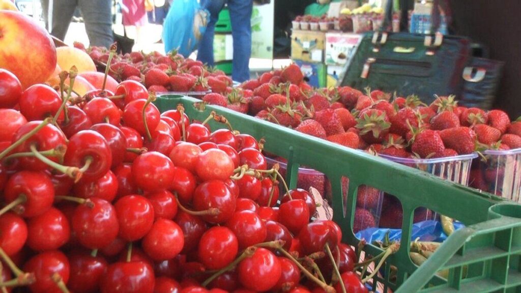 Черешні, полуниця та кавуни: скільки коштують сезонні ягоди на вінницьких ринках