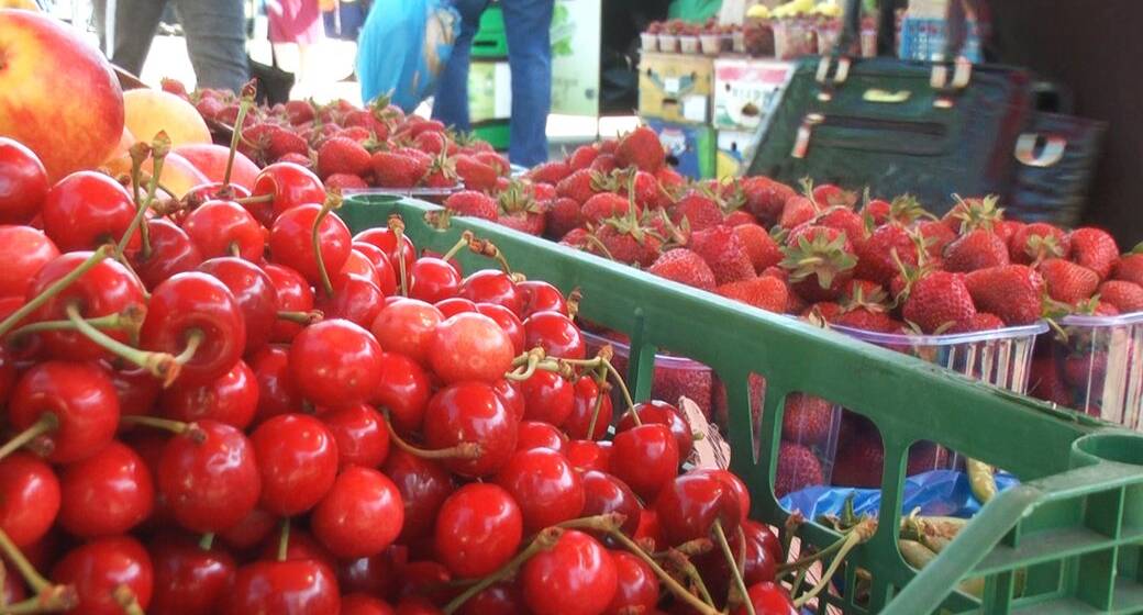 Черешні, полуниця та кавуни: скільки коштують сезонні ягоди на вінницьких ринках