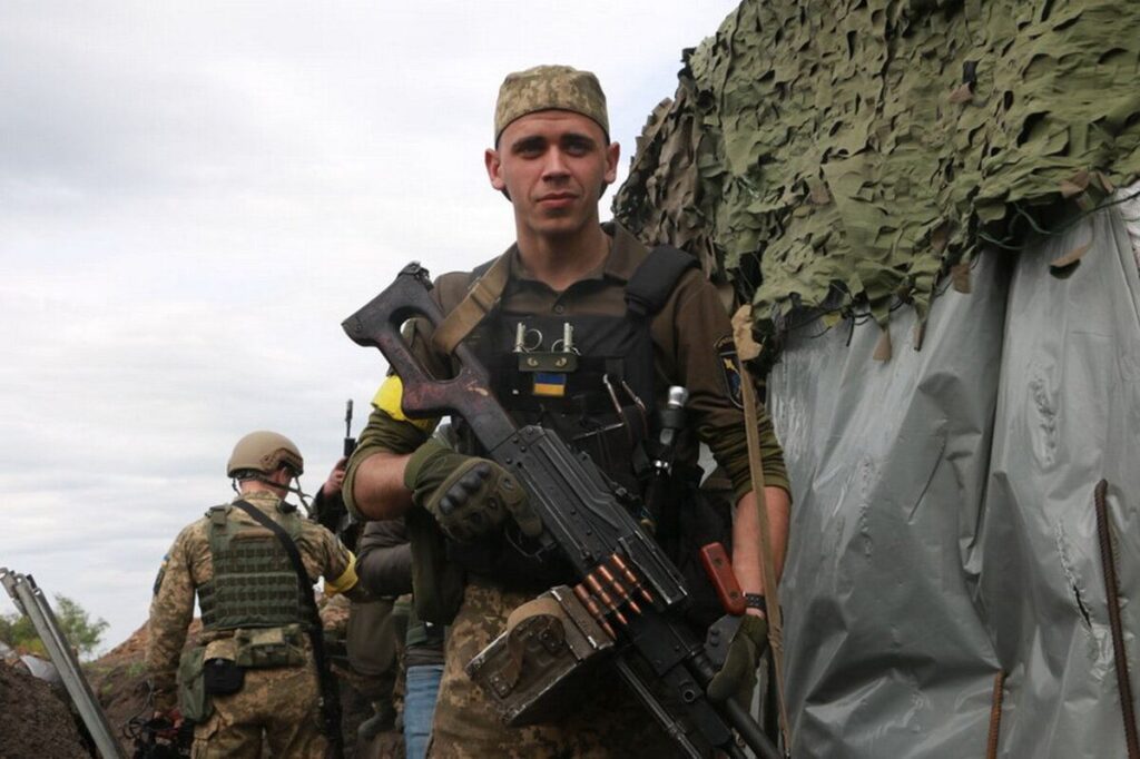«Ой у морі Чорному, та й горить Москва». Гвардієць з Вінниччини підіймає настрій побратимам піснею. Відео