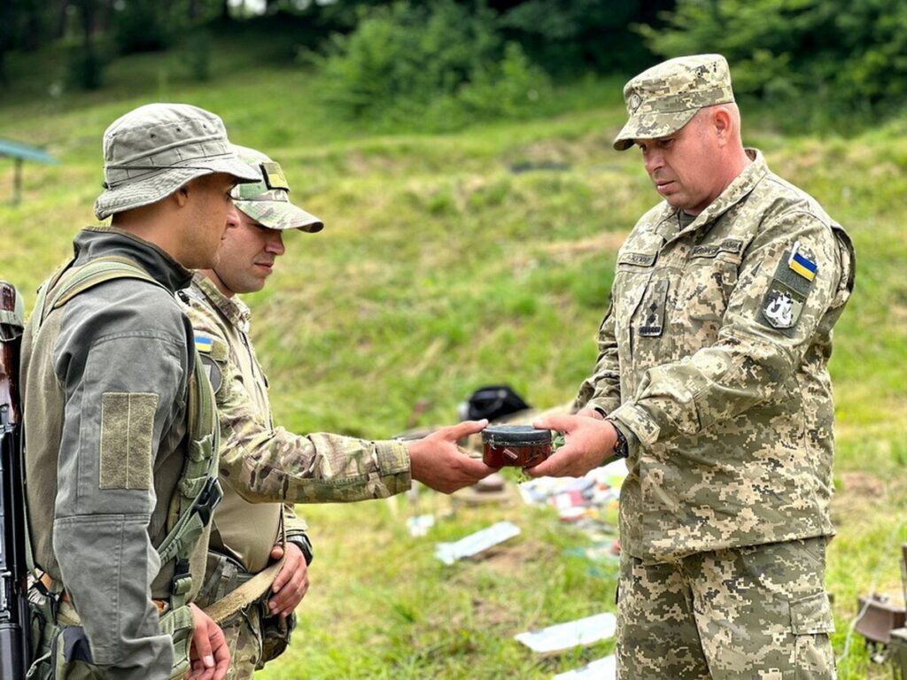 Добровольці Вінниччини вивчають мінну безпеку та готуються до зустрічі ворога