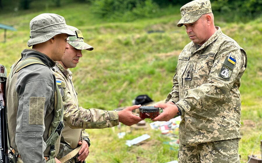 Добровольці Вінниччини вивчають мінну безпеку та готуються до зустрічі ворога