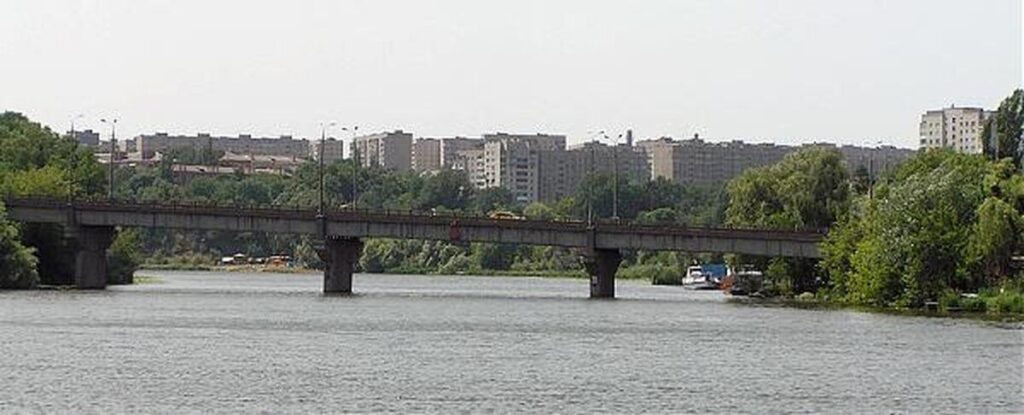 З 22 червня на Староміському мості та перехресті біля нього буде змінений рух приватного транспорту. Водіїв просять звер