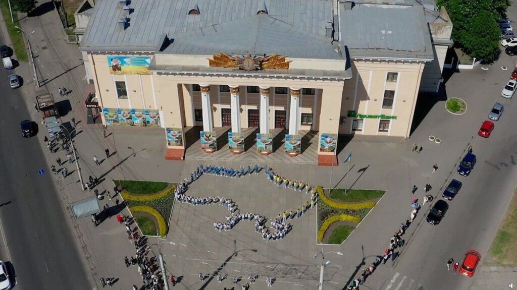 Жива мапа України: у Вінниці відбувся флешмоб до Дня захисту дітей