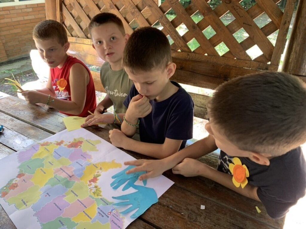 «Україна – це ми!»: в таборі «Я-Маріуполь. Родина» говорили про значення Конституції
