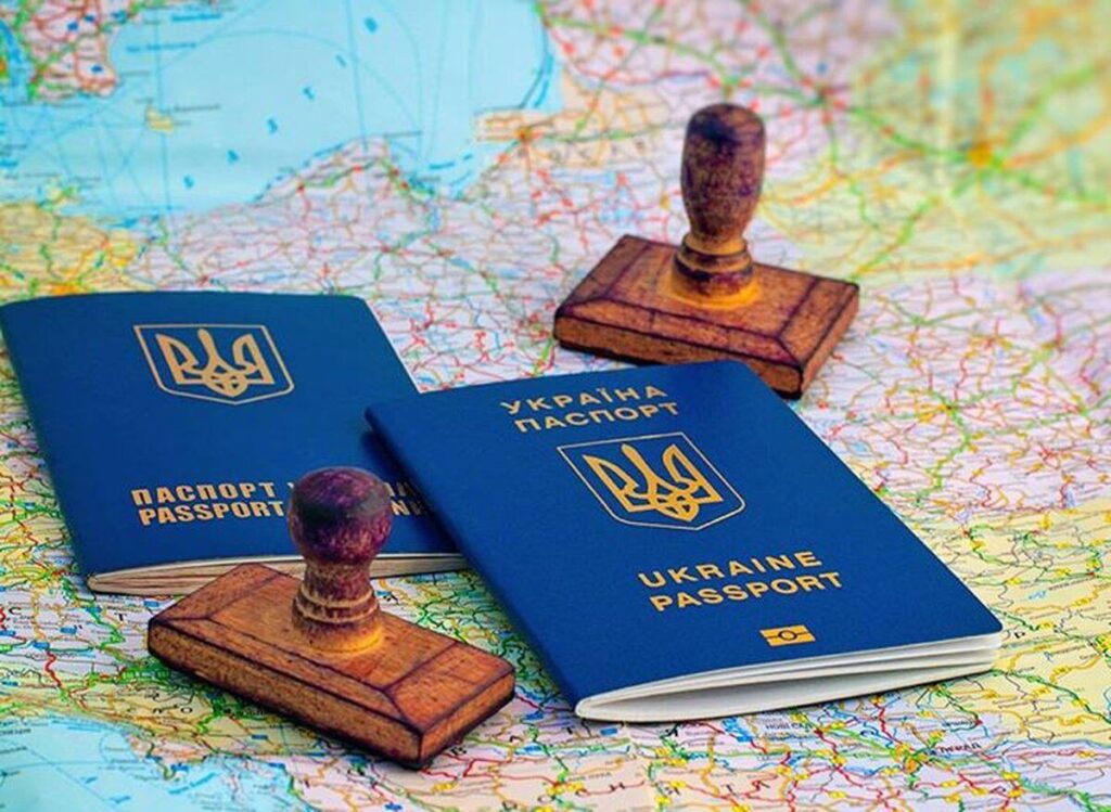 Українці зможуть отримувати паспорти за кордоном