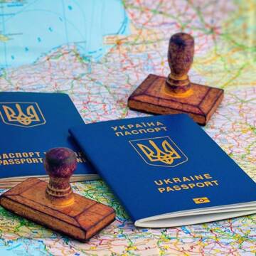 Українці зможуть отримувати паспорти за кордоном