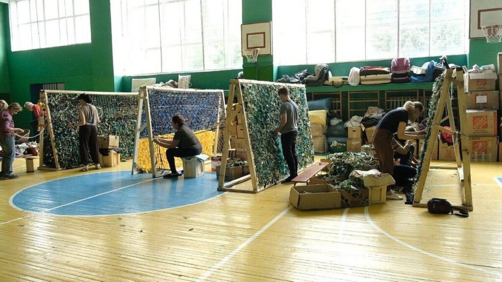 Фарбують тканину та плетуть маскувальні сітки: як допомагають ЗСУ у вінницькому коледжі